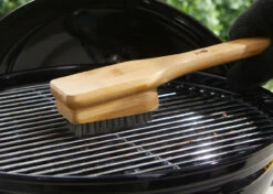 Weber® 30 Cm Bamboo Grill Brush 7 Weber® 30 Cm Bamboo Grill Brush -Garden Outdoor Shop Weber 30 cm Bamboo Grill brush in use 99432.1685262042